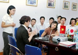 Phiên dịch viên của VJBC cùng giáo viên Nhật Bản giải đáp những thắc mắc của các bậc phụ huynh và học sinh Việt nam tại VJBC